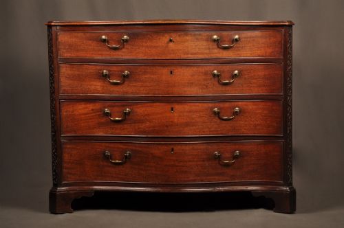 A FINE 18TH CENTURY SERPENTINE CHEST OF DRAWERS - ADDITIONAL PHOTO 1
