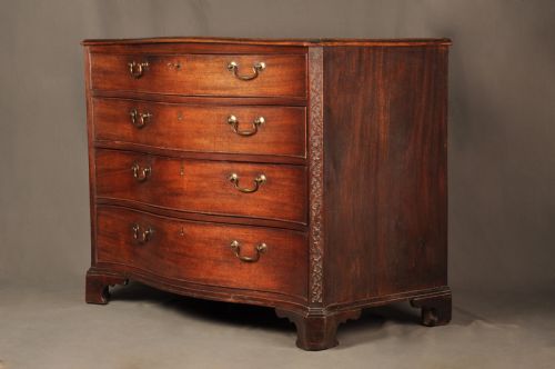 A FINE 18TH CENTURY SERPENTINE CHEST OF DRAWERS - ADDITIONAL PHOTO 2
