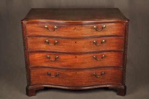 A FINE 18TH CENTURY SERPENTINE CHEST OF DRAWERS - ADDITIONAL PHOTO 3