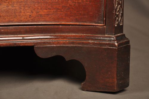 A FINE 18TH CENTURY SERPENTINE CHEST OF DRAWERS - ADDITIONAL PHOTO 4