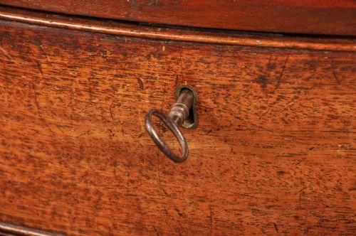 A FINE 18TH CENTURY SERPENTINE CHEST OF DRAWERS - ADDITIONAL PHOTO 6