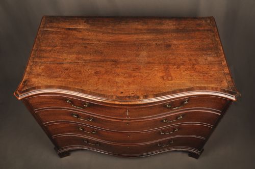 A FINE 18TH CENTURY SERPENTINE CHEST OF DRAWERS - ADDITIONAL PHOTO 7