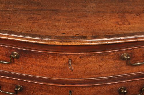 A FINE 18TH CENTURY SERPENTINE CHEST OF DRAWERS - ADDITIONAL PHOTO 12