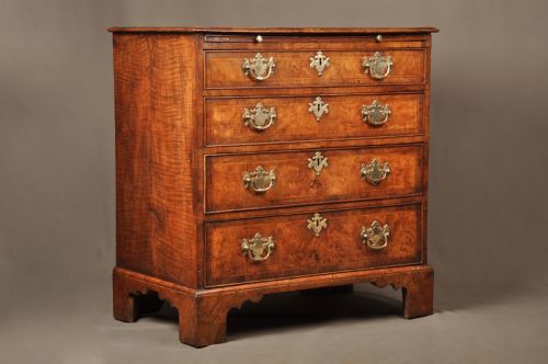 A FINE EARLY GEORGE II WALNUT CHEST OF DRAWERS OF SMALL PROPORTIONS - ADDITIONAL PHOTO 1