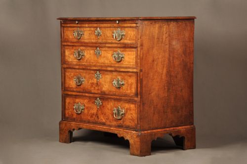 A FINE EARLY GEORGE II WALNUT CHEST OF DRAWERS OF SMALL PROPORTIONS - ADDITIONAL PHOTO 3