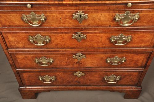 A FINE EARLY GEORGE II WALNUT CHEST OF DRAWERS OF SMALL PROPORTIONS - ADDITIONAL PHOTO 4