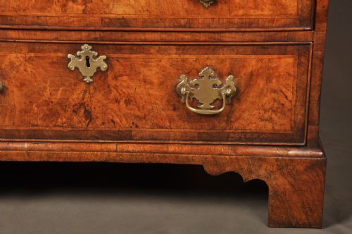 A FINE EARLY GEORGE II WALNUT CHEST OF DRAWERS OF SMALL PROPORTIONS - ADDITIONAL PHOTO 5