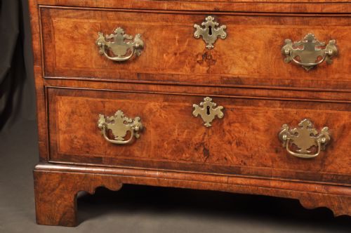 A FINE EARLY GEORGE II WALNUT CHEST OF DRAWERS OF SMALL PROPORTIONS - ADDITIONAL PHOTO 6