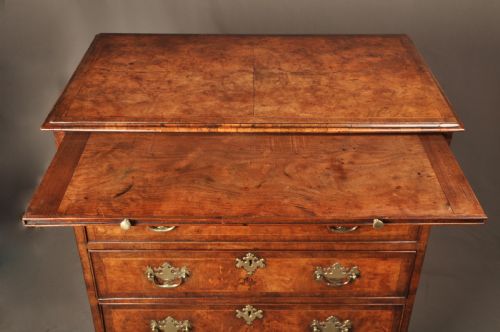 A FINE EARLY GEORGE II WALNUT CHEST OF DRAWERS OF SMALL PROPORTIONS - ADDITIONAL PHOTO 7