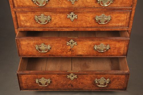 A FINE EARLY GEORGE II WALNUT CHEST OF DRAWERS OF SMALL PROPORTIONS - ADDITIONAL PHOTO 8