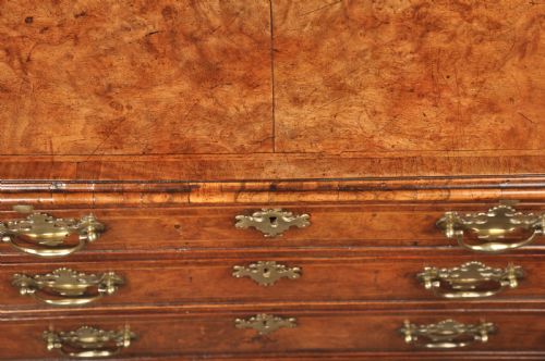 A FINE EARLY GEORGE II WALNUT CHEST OF DRAWERS OF SMALL PROPORTIONS - ADDITIONAL PHOTO 11