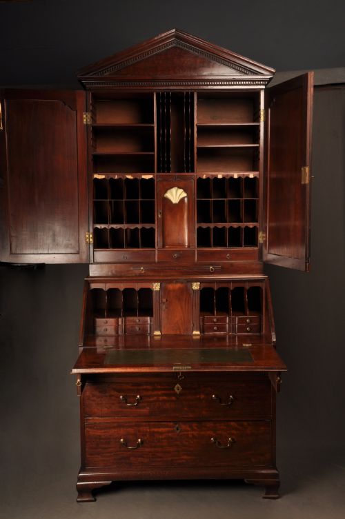 A FINE 18TH CENTURY MAHOGANY BUREAU CABINET - ADDITIONAL PHOTO 2