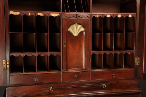 A FINE 18TH CENTURY MAHOGANY BUREAU CABINET - ADDITIONAL PHOTO 10