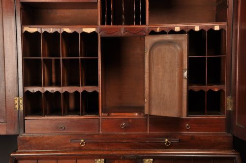 A FINE 18TH CENTURY MAHOGANY BUREAU CABINET - ADDITIONAL PHOTO 13