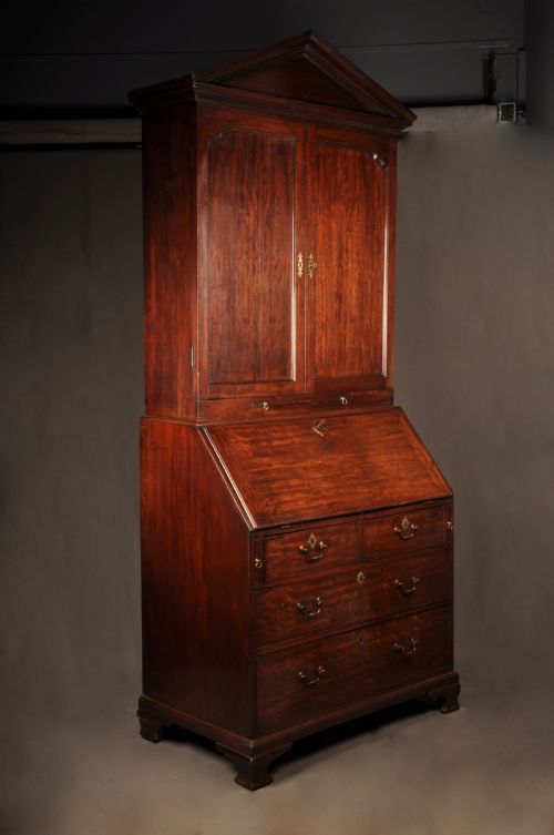 A FINE 18TH CENTURY MAHOGANY BUREAU CABINET - ADDITIONAL PHOTO 1