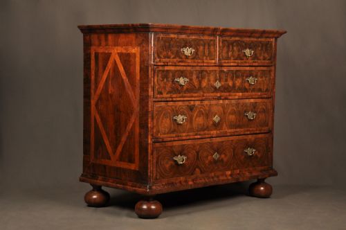 BEAUTIFUL 17TH CENTURY OLIVE OYSTER CHEST OF DRAWERS - ADDITIONAL PHOTO 1
