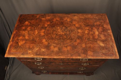 BEAUTIFUL 17TH CENTURY OLIVE OYSTER CHEST OF DRAWERS - ADDITIONAL PHOTO 5