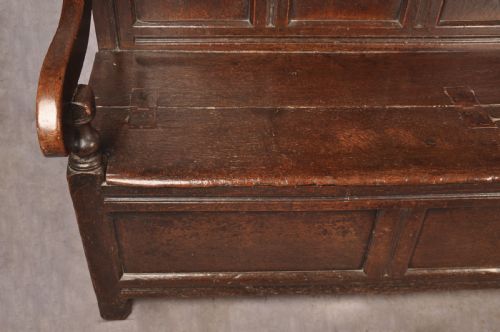 RARE 17TH CENTURY OAK NORTH COUNTRY BOX SETTLE - ADDITIONAL PHOTO 8