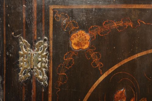 EARLY 18TH CENTURY JAPANNED CORNER CUPBOARD - ADDITIONAL PHOTO 5
