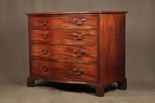 18TH CENTURY MAHOGANY SERPENTINE CHEST OF DRAWERS