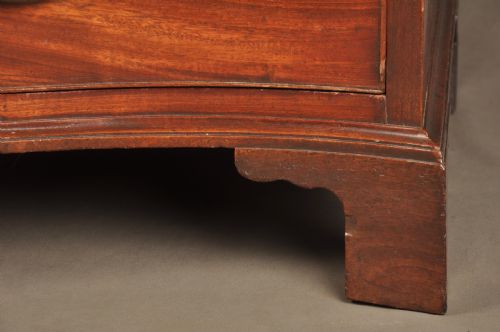 18TH CENTURY MAHOGANY SERPENTINE CHEST OF DRAWERS - ADDITIONAL PHOTO 4