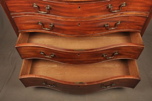 18TH CENTURY MAHOGANY SERPENTINE CHEST OF DRAWERS - ADDITIONAL PHOTO 6