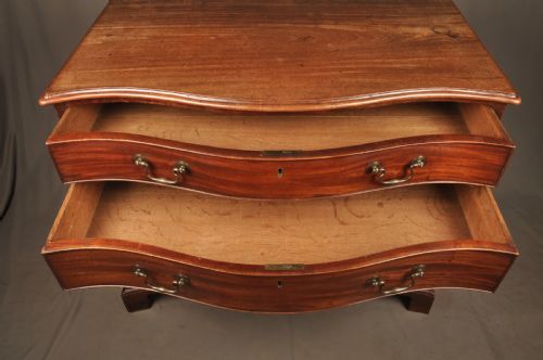18TH CENTURY MAHOGANY SERPENTINE CHEST OF DRAWERS - ADDITIONAL PHOTO 7