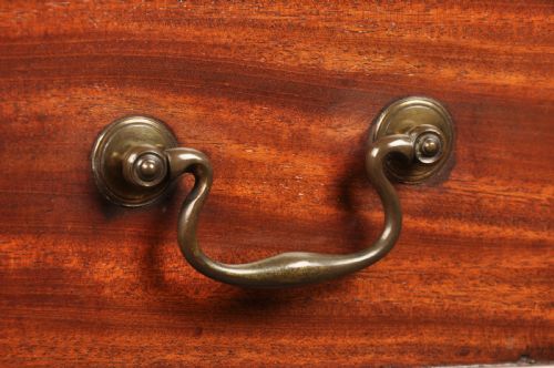 18TH CENTURY MAHOGANY SERPENTINE CHEST OF DRAWERS - ADDITIONAL PHOTO 9