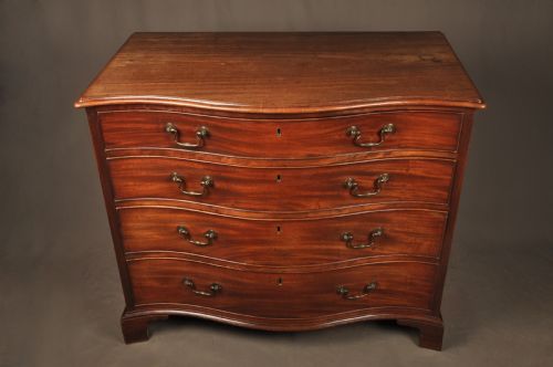18TH CENTURY MAHOGANY SERPENTINE CHEST OF DRAWERS - ADDITIONAL PHOTO 10