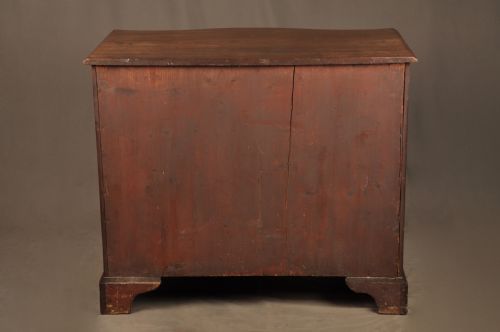 18TH CENTURY MAHOGANY SERPENTINE CHEST OF DRAWERS - ADDITIONAL PHOTO 14