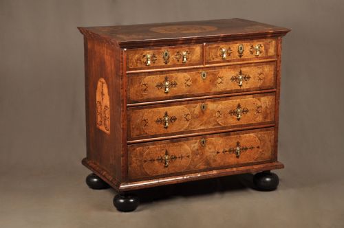 17TH CENTURY WALNUT AND ARABESQUE MARQUETRY CHEST OF DRAWERS