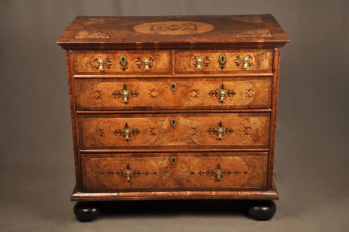 17TH CENTURY WALNUT AND ARABESQUE MARQUETRY CHEST OF DRAWERS - ADDITIONAL PHOTO 1