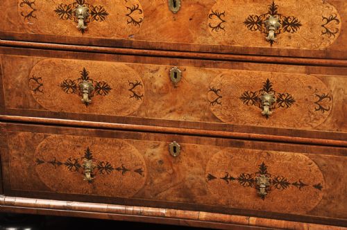 17TH CENTURY WALNUT AND ARABESQUE MARQUETRY CHEST OF DRAWERS - ADDITIONAL PHOTO 2