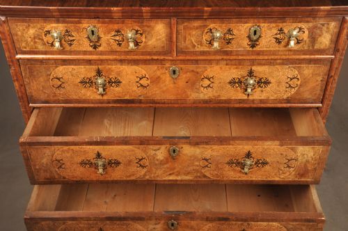 17TH CENTURY WALNUT AND ARABESQUE MARQUETRY CHEST OF DRAWERS - ADDITIONAL PHOTO 6