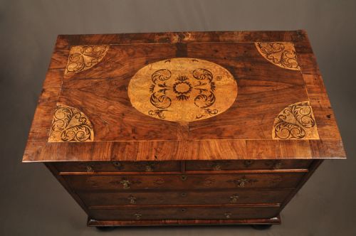 17TH CENTURY WALNUT AND ARABESQUE MARQUETRY CHEST OF DRAWERS - ADDITIONAL PHOTO 10