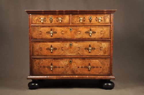 17TH CENTURY WALNUT AND ARABESQUE MARQUETRY CHEST OF DRAWERS - ADDITIONAL PHOTO 11
