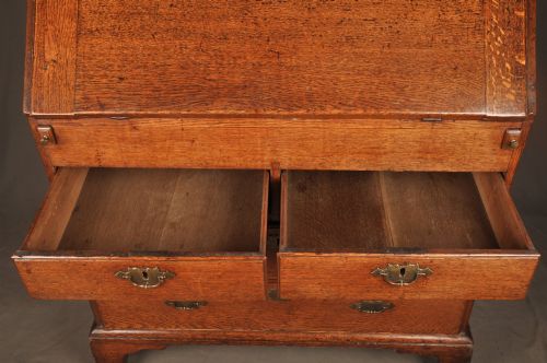 SMALL EARLY 18TH CENTURY OAK BUREAU - ADDITIONAL PHOTO 2