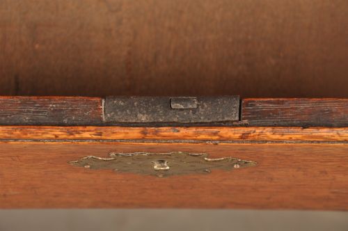SMALL EARLY 18TH CENTURY OAK BUREAU - ADDITIONAL PHOTO 3