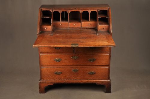 SMALL EARLY 18TH CENTURY OAK BUREAU - ADDITIONAL PHOTO 8