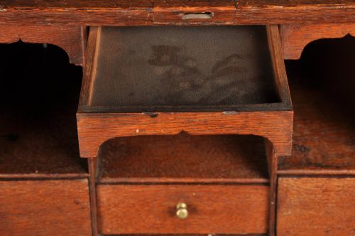 SMALL EARLY 18TH CENTURY OAK BUREAU - ADDITIONAL PHOTO 11