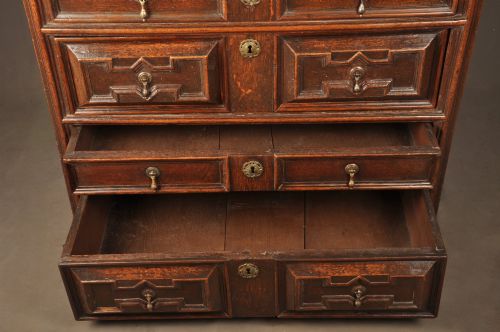 WONDERFUL 17TH CENTURY OAK CHEST OF DRAWERS - ADDITIONAL PHOTO 2