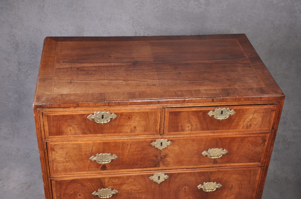 Early 18th Century Walnut Chest Of Drawers View II