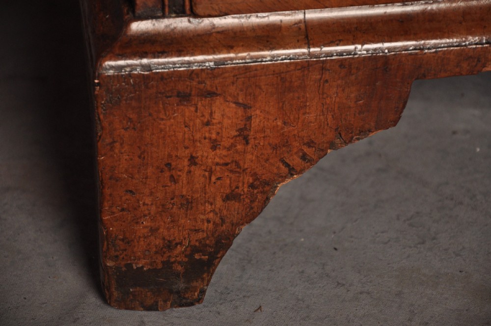 Early 18th Century Walnut Chest Of Drawers View V