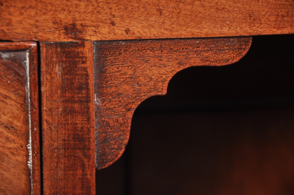 Fine 18th Century Mahogany Kneehole Desk View IV