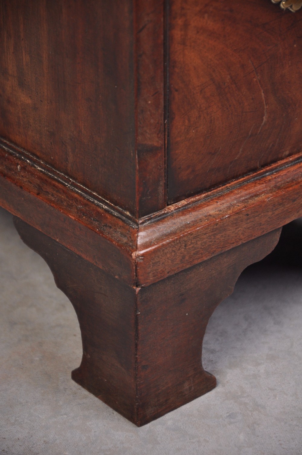 Fine 18th Century Mahogany Kneehole Desk View VII