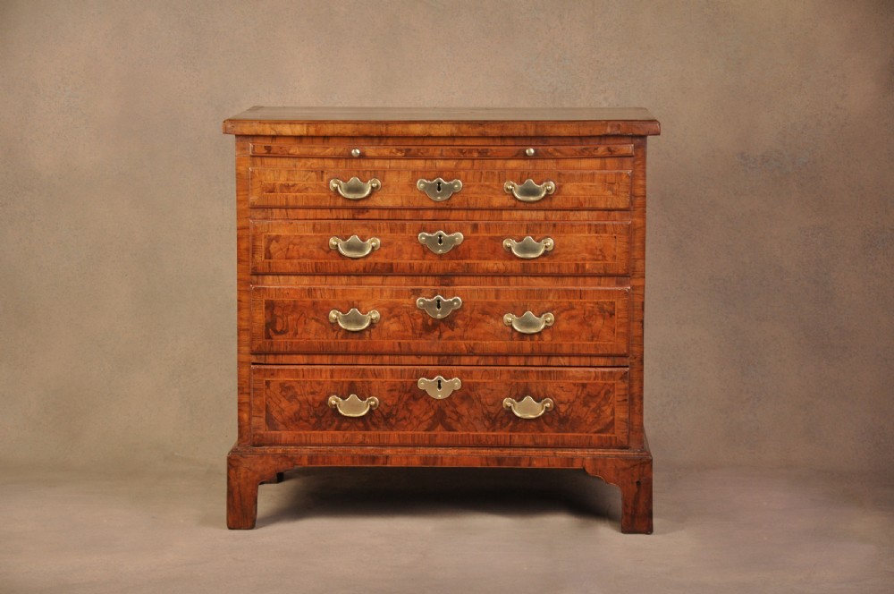 George 1st Walnut Chest Of Drawers Of Small Proportions