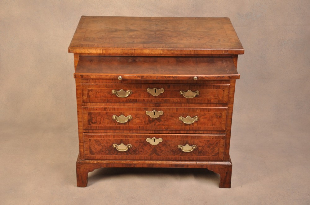 George 1st Walnut Chest Of Drawers Of Small Proportions View VII