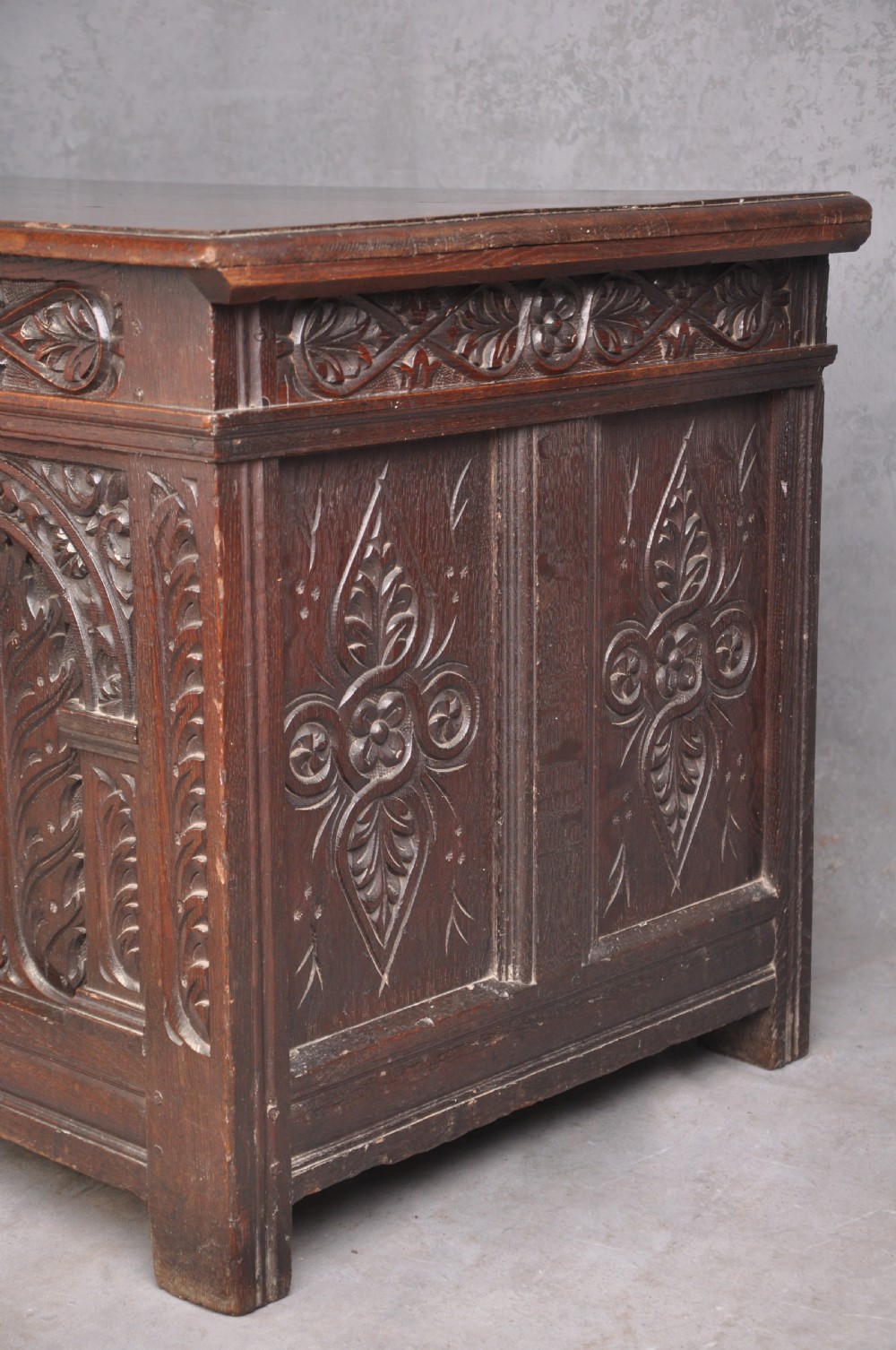 Early 17th Century Arcaded Oak Coffer View VII