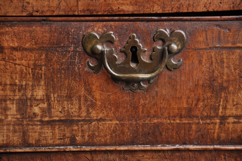 Fine Early 18th Century Walnut Chest Of Drawers Of Small Proportions View V