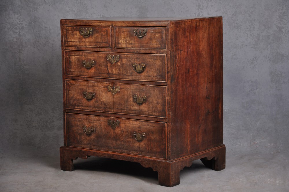 Fine Early 18th Century Walnut Chest Of Drawers Of Small Proportions View XII